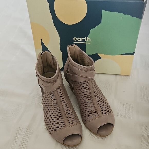 Earth Tan Heeled Boots with Peep-Toe Design - Picture 3 of 16